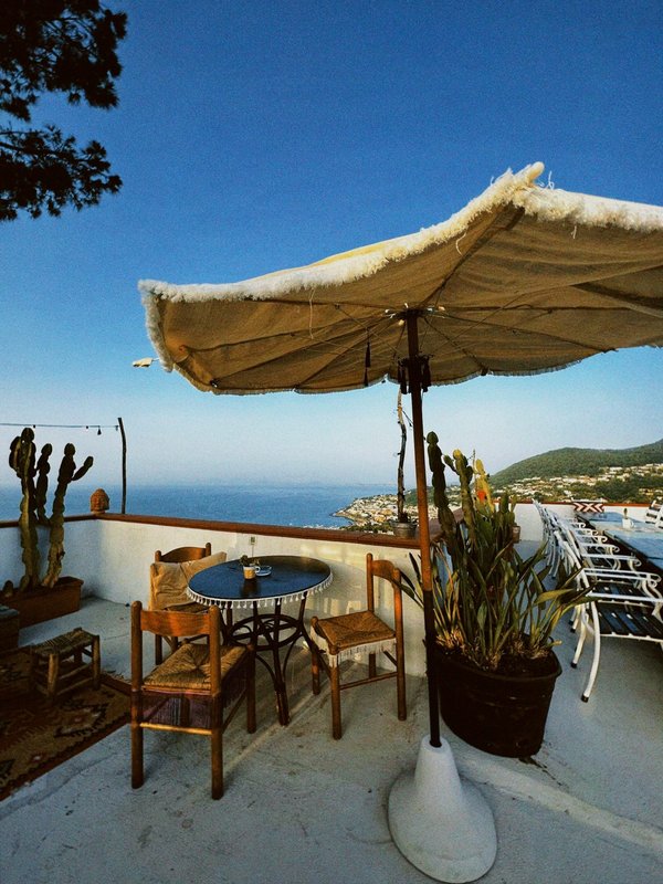 Mobilier guinguette : l'élégance décontractée pour vos terrasses